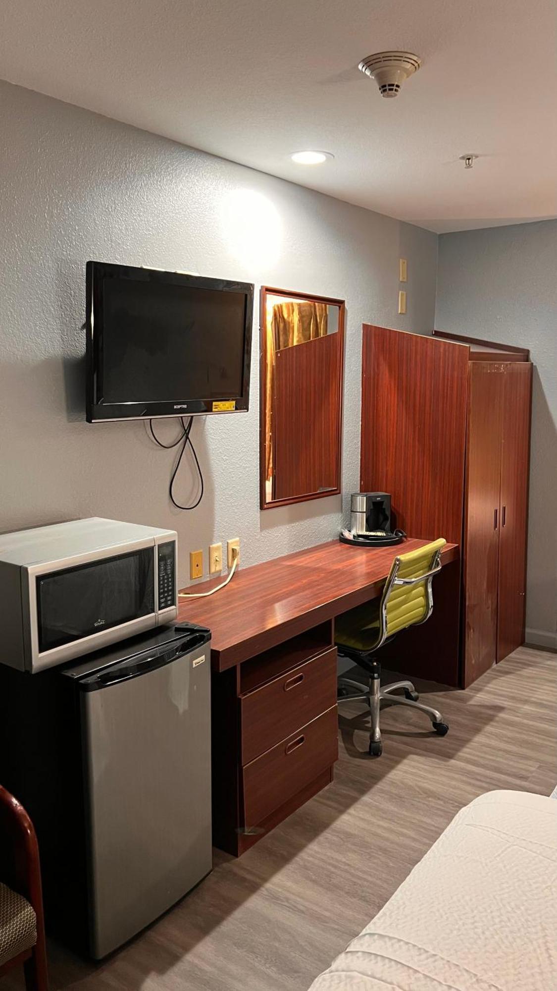 Blisspoint Inn & Suites, Northwood Екстер'єр фото
