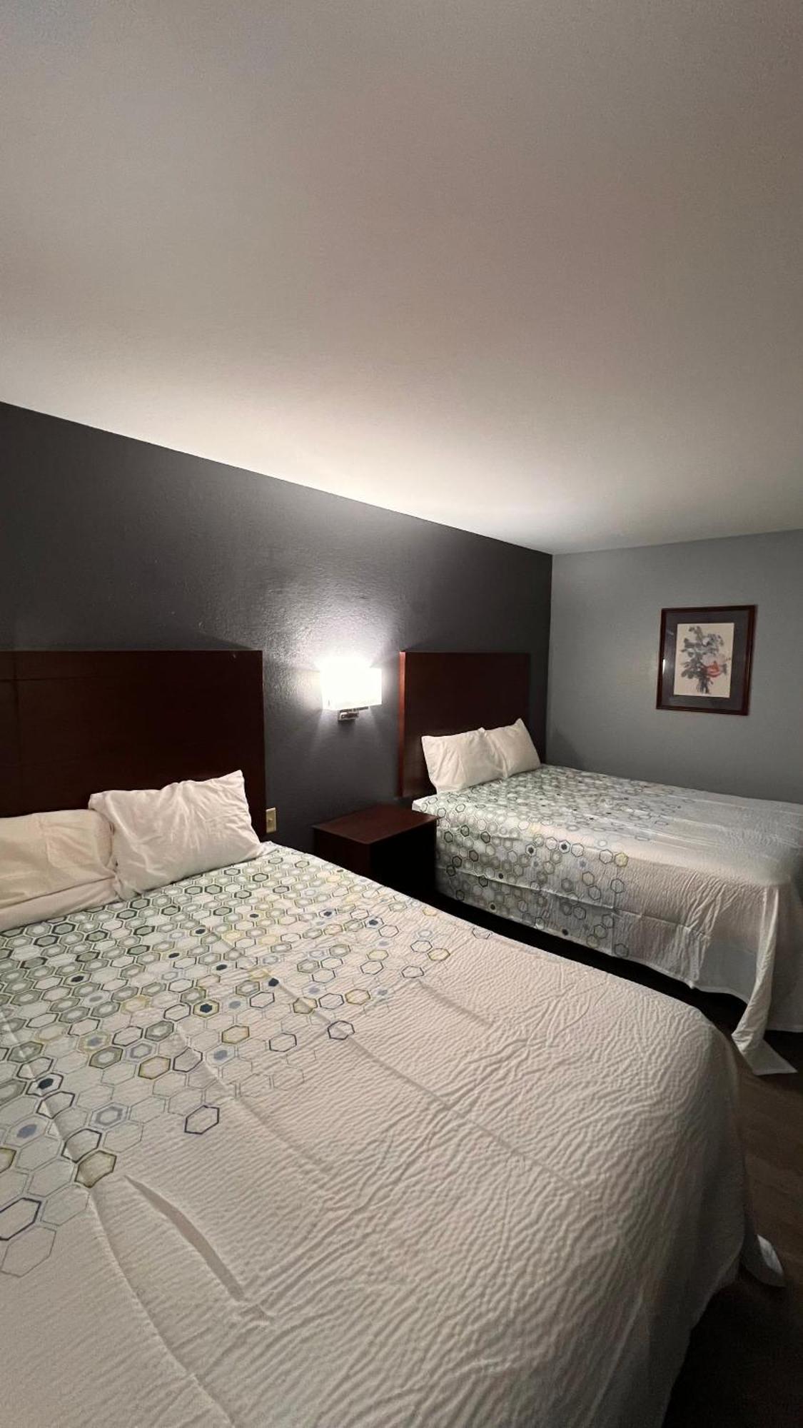 Blisspoint Inn & Suites, Northwood Екстер'єр фото