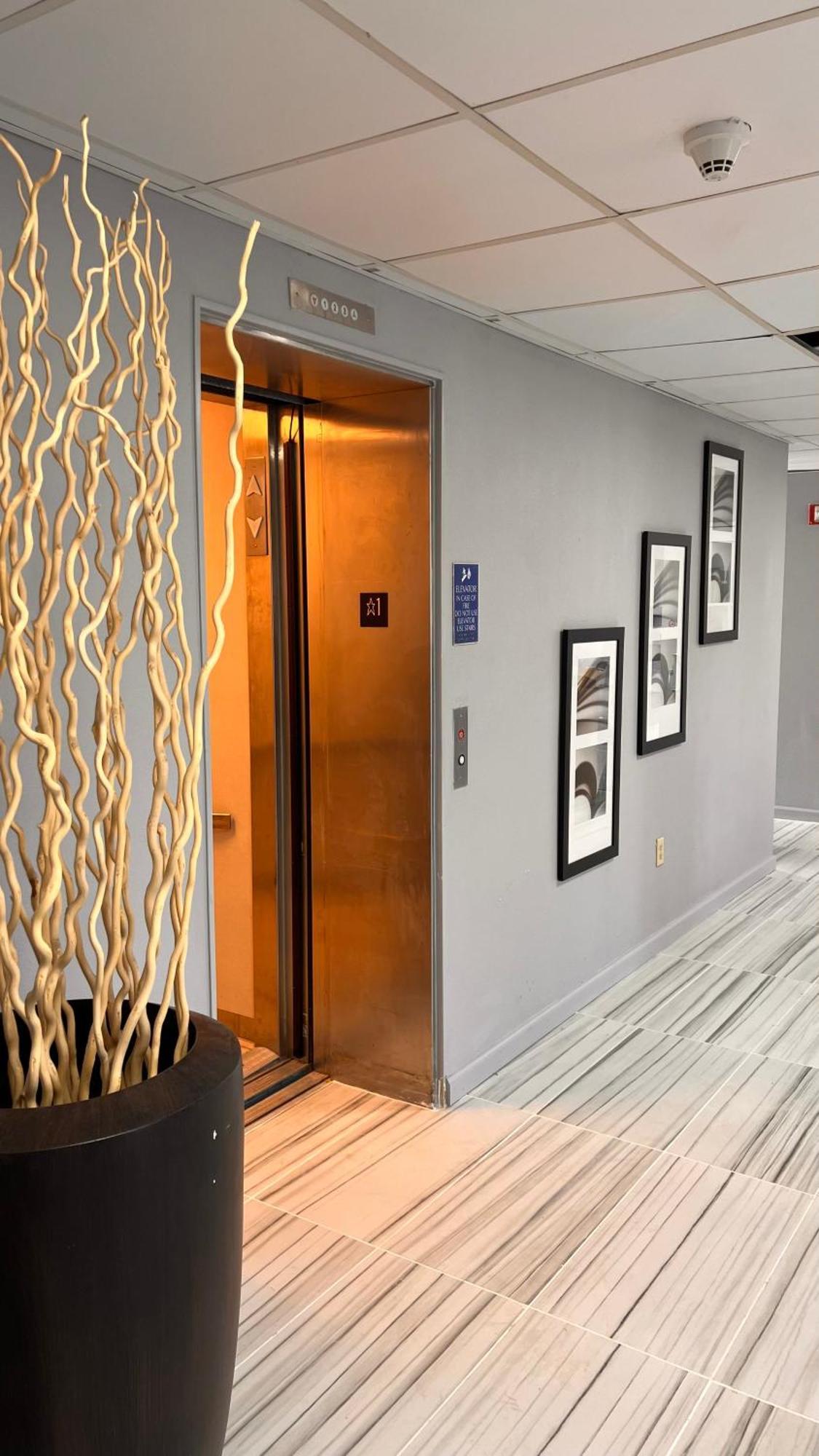 Blisspoint Inn & Suites, Northwood Екстер'єр фото