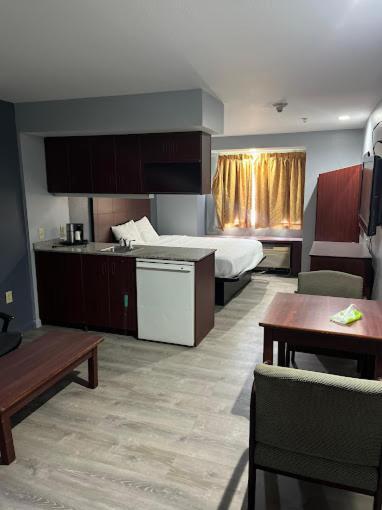 Blisspoint Inn & Suites, Northwood Екстер'єр фото